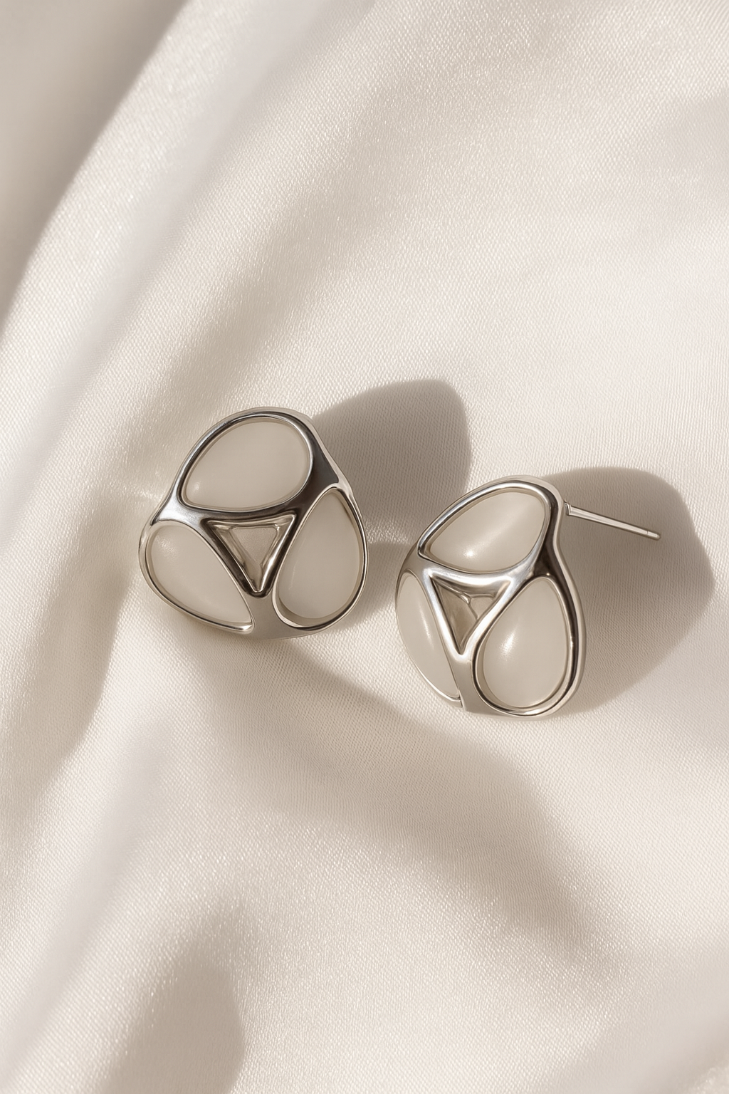 Jewello delicate fancy silver plated dainty triangle design anti tarnish Korean earring for women and girls.