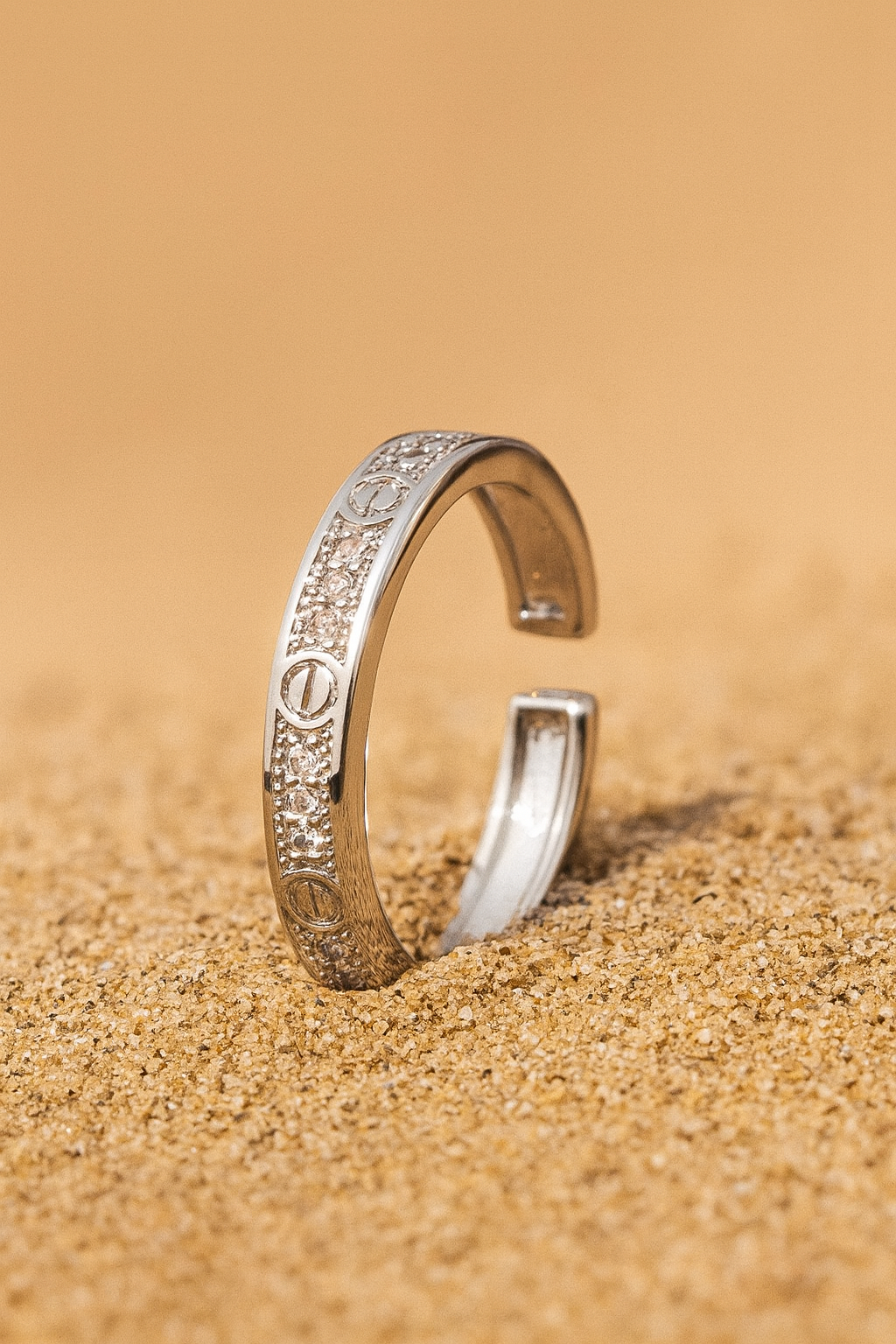 Jewello alluring silver adjustable finger ring for the women and girls.